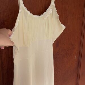 Elegant light yellow Nightgown with Lace Trim and appliqués vintage